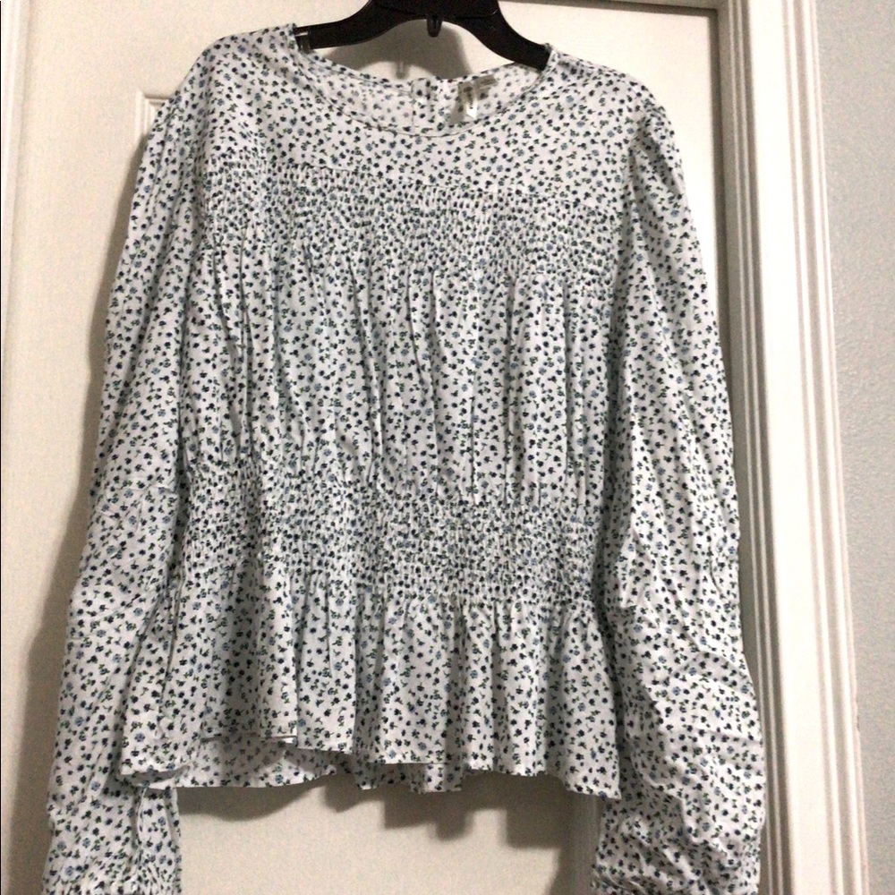 Beautiful Versona floral top! Size L